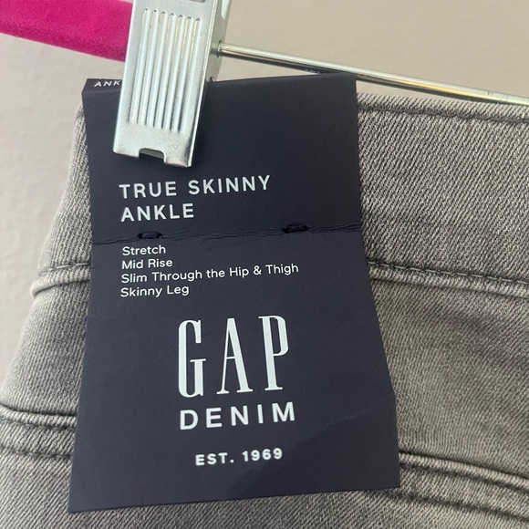 Gap Mid Rise True Skinny Ankle light grey jeans - Picture 4 of 5